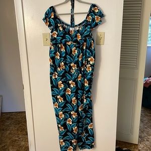 worn once! Floral Jumpsuit with pockets!